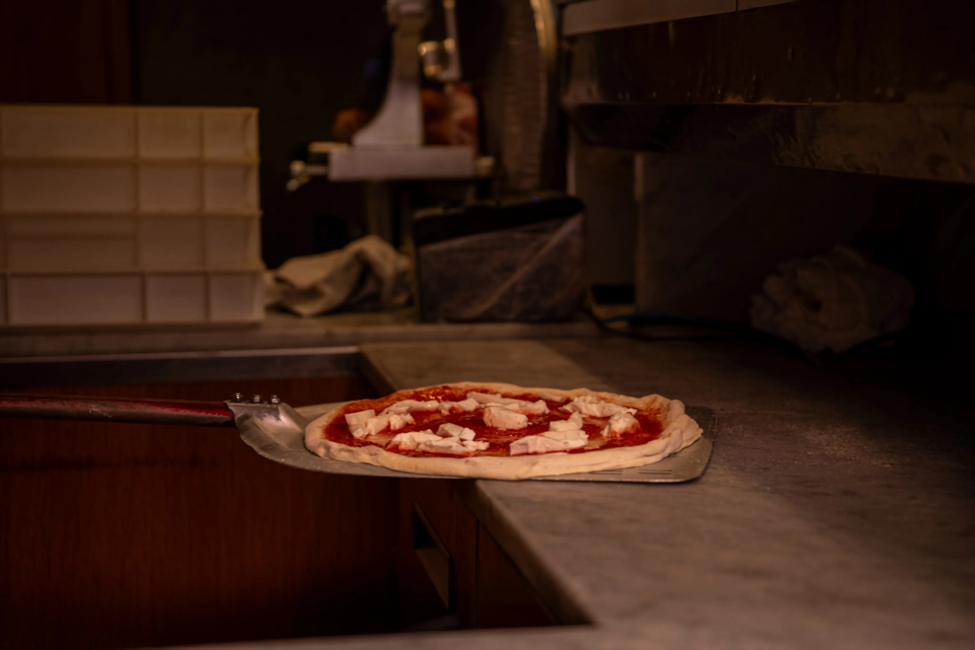 Ingredienti freschi italiani sul tavolo, tra cui pomodorini e basilico