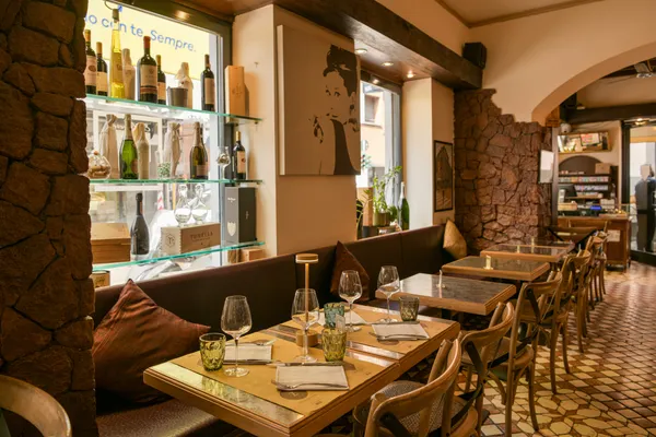 Interno del locale della pizzeria 6